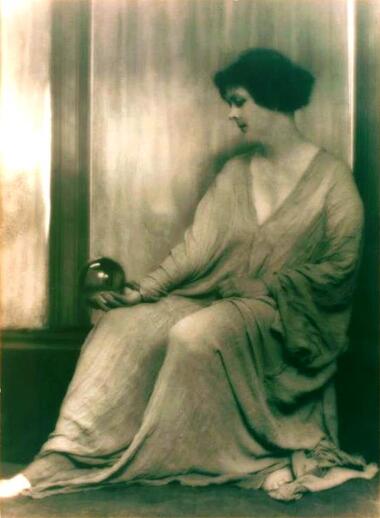 Issadora Duncan performing barefoot during her 1915-1918 American tour, Photo by Arnold Genthe