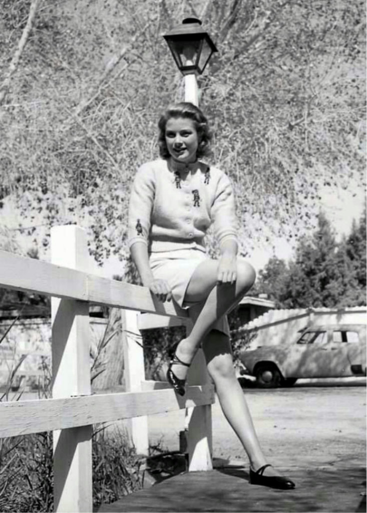 Elegant style icon wardrobe essentials: Grace Kelly in a pair of shorts