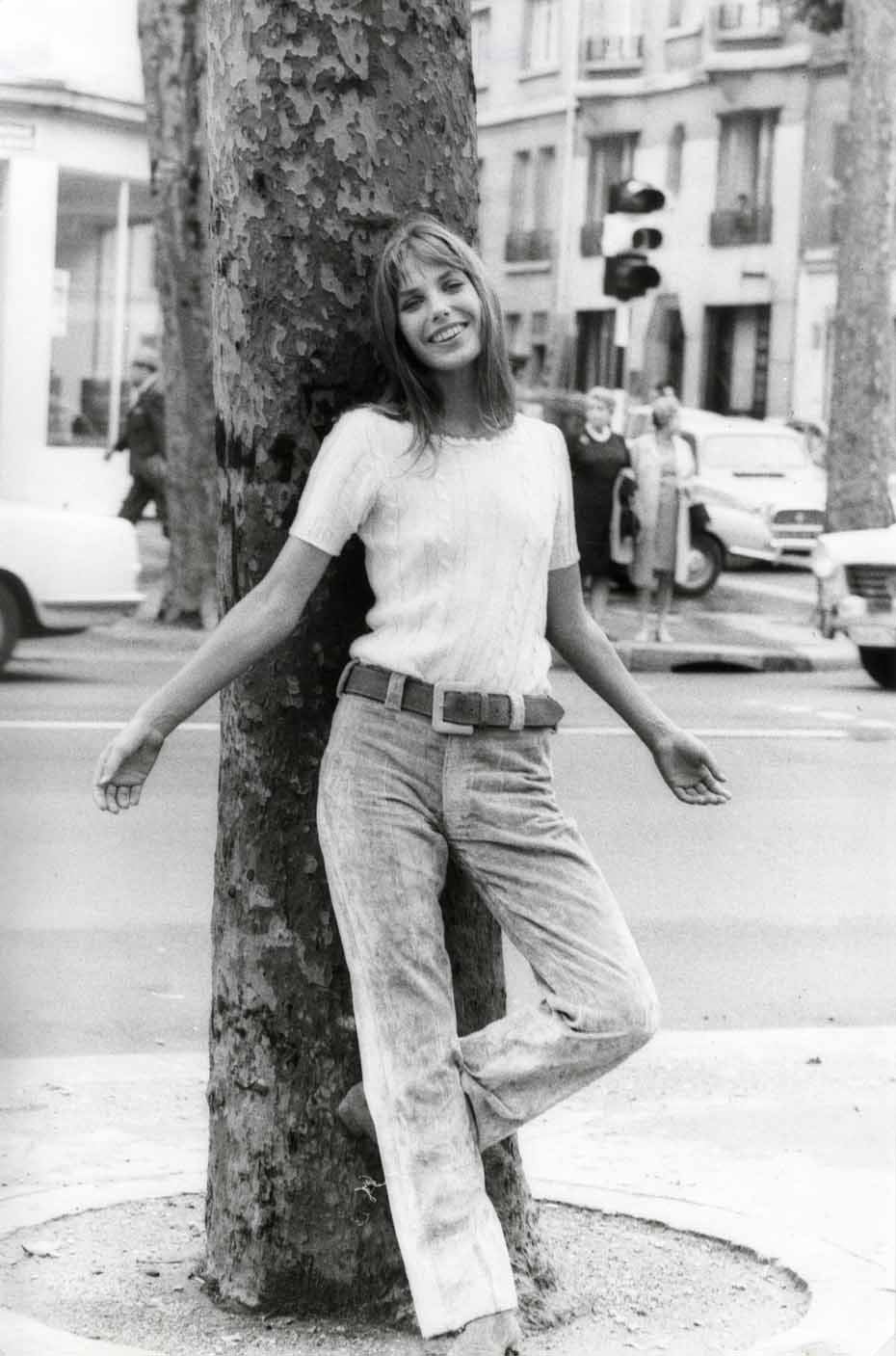 Elegant style icon wardrobe essentials: Jane Birkin in jeans