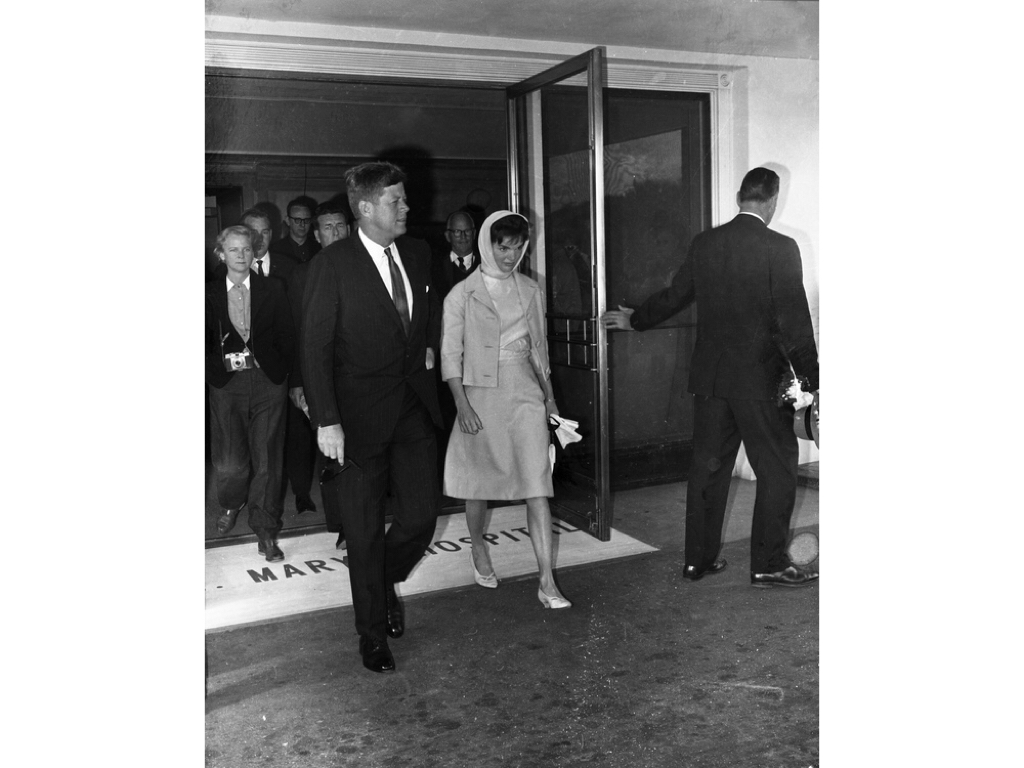 Elegant style icon wardrobe essentials: Jackie Onassis Kennedy’s headscarves
