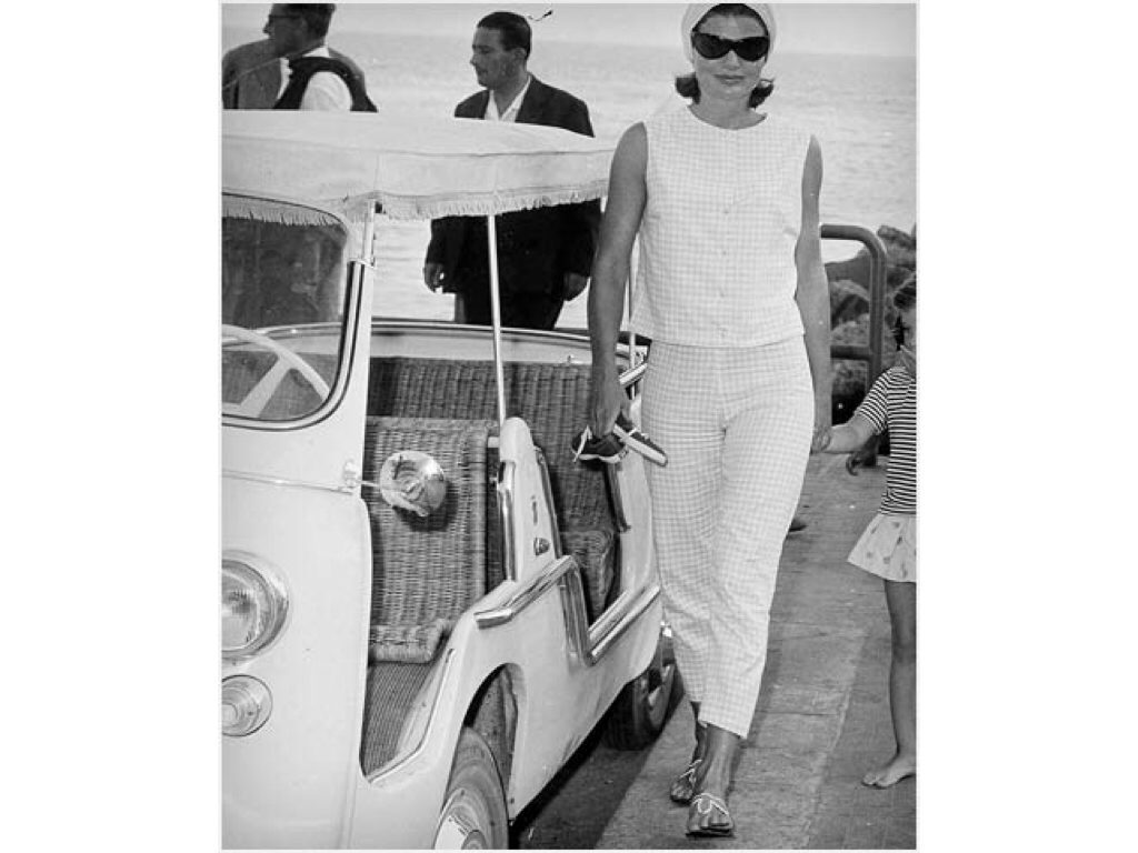 Elegant style icon wardrobe essentials: Jackie Onassis Kennedy’s headscarves