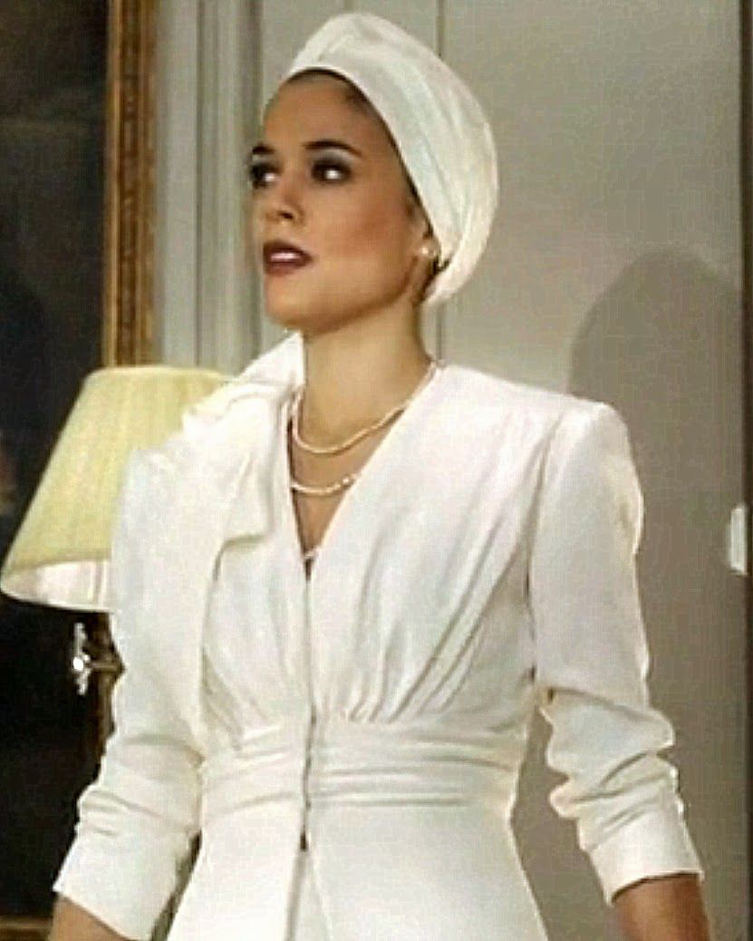El tiempo entre costuras(tv series, 21 October 2013-20 January 2014)