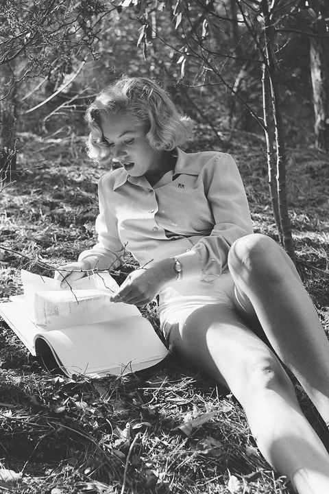 Elegant style icon wardrobe essentials: Marilyn Monroe in shorts