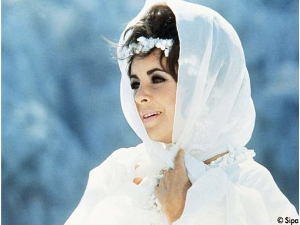 Elegant style icon wardrobe essentials: Elizabeth Taylor in headscarves