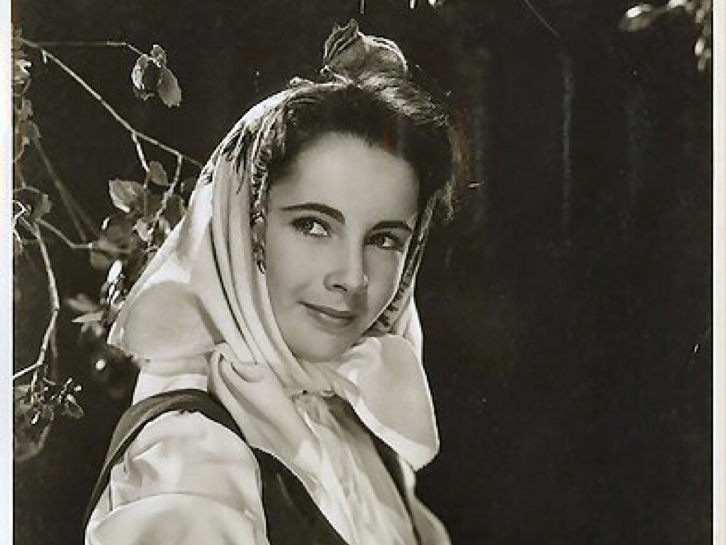Elegant style icon wardrobe essentials: Elizabeth Taylor in headscarves