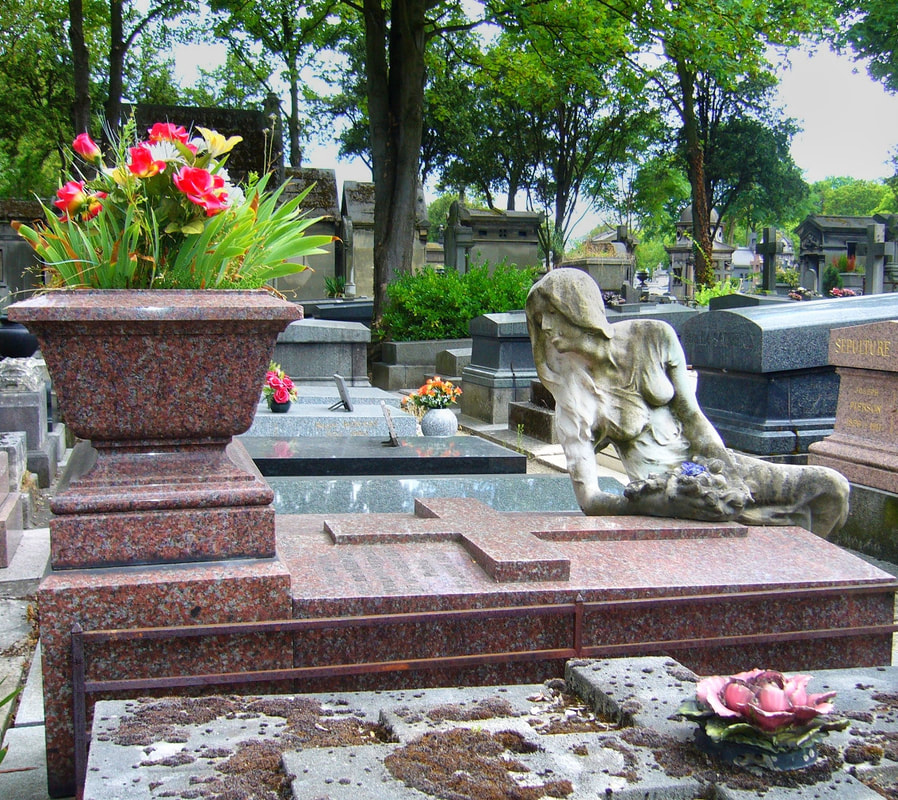 Tombe de Cléo de Mérode ornée d'une statue par Luis de Périnat, Paris, cimetière du Père-Lachaise.