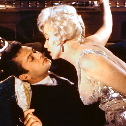 Tony Curtis with Marilyn Monroe in film Some like it hot 1959.  Tony Curtis sur Marilyn Monroe: «Elle parvenait à me faire perdre la tête – avant, pendant et après nos ébats. Quand j'étais au lit avec Marilyn, je ne savais jamais ce qu'elle pensait. Elle était actrice. Elle jouait peut-être un rôle. Je n'en ai jamais demandé davantage. (…) Elle pouvait être la femme parfaite ou en tout cas ce qu'un homme attendait. Elle s'adaptait en imaginant ce qu’on voulait avoir…»