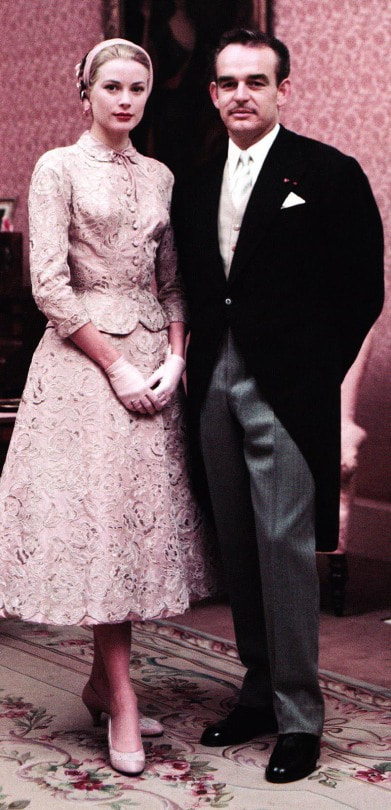 Grace Kelly's elegant wedding dresses of civil ceremony and religious ceremony on April 1956