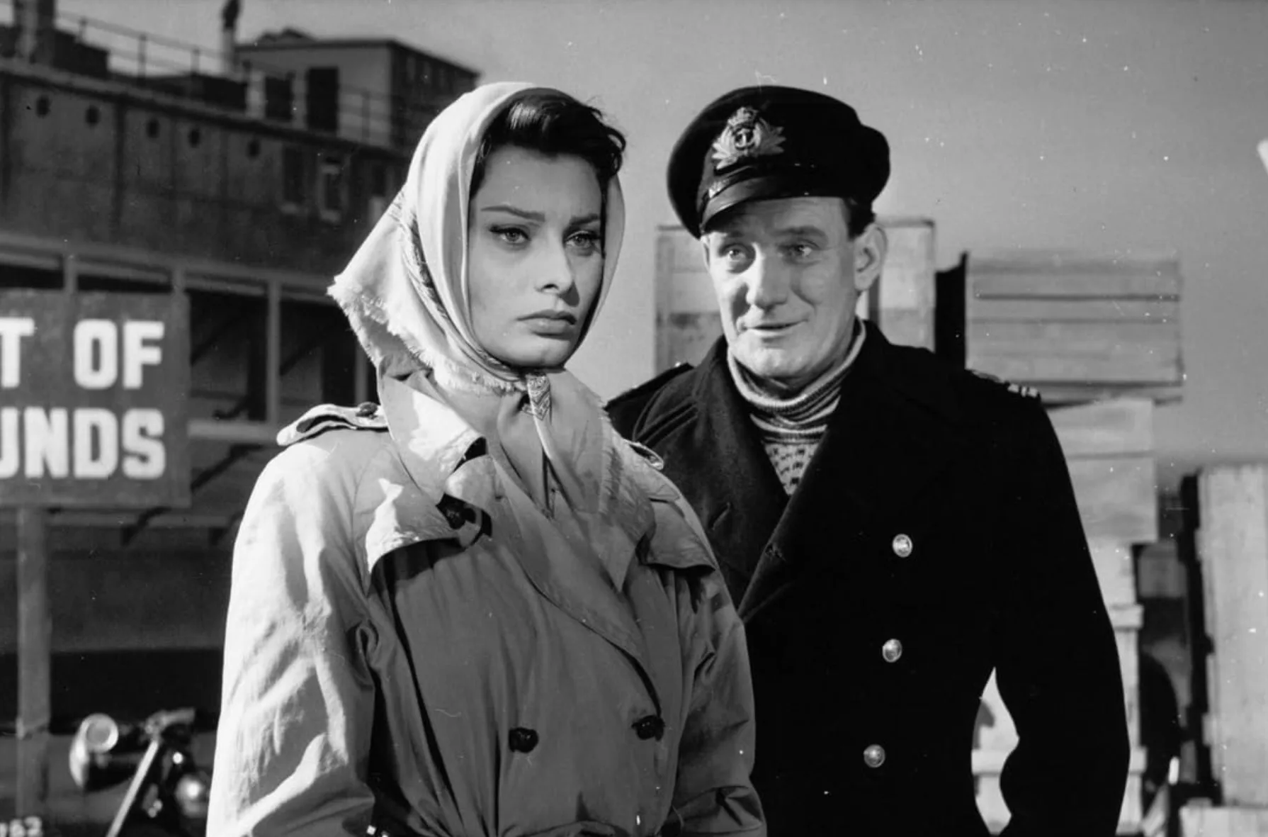 Sophia Loren wearing headscarf in film La clé (1958)