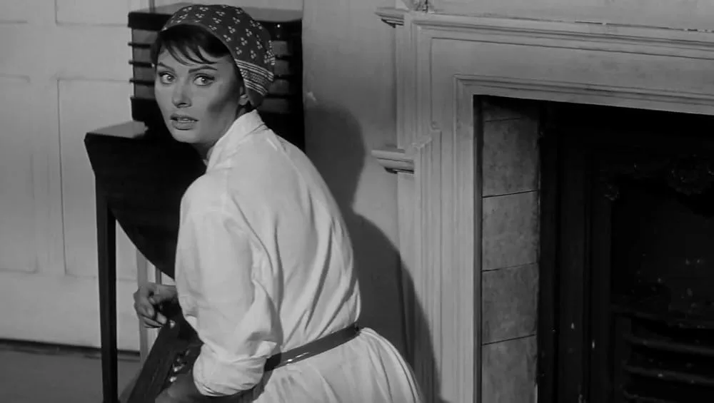 Sophia Loren wearing headscarf in film La clé (1958)