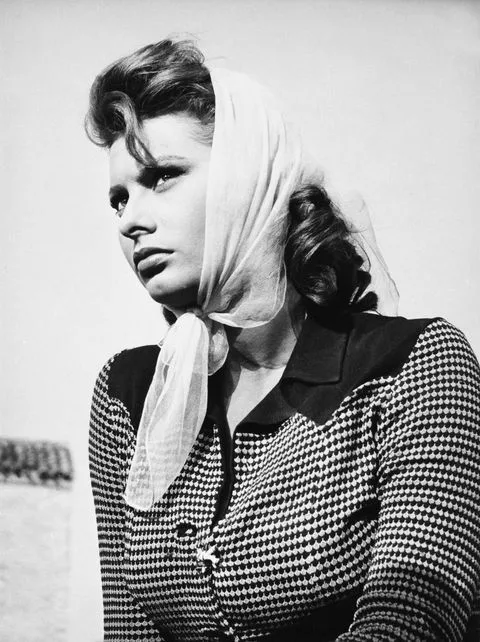 Elegant style icon wardrobe essentials: Sophia Loren in headscarves