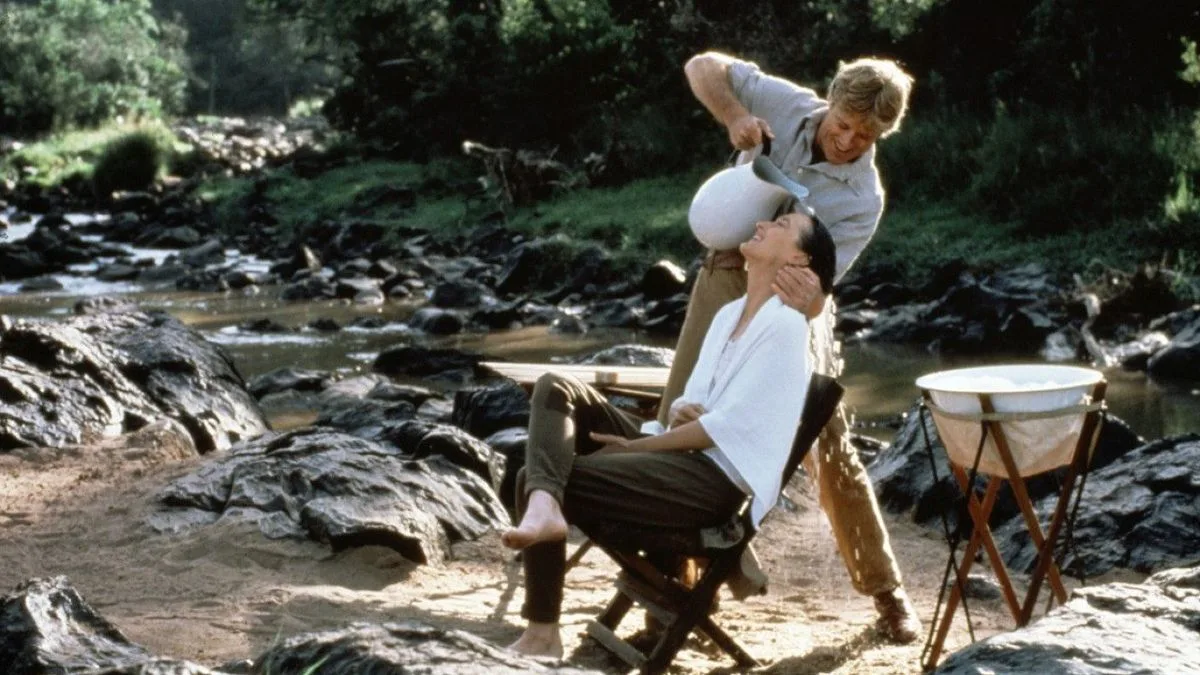 Robert Redford as Denys Finch Hatton wash the hair of Meryl Streep as Karen Blixen in film Out of Africa (1985)
