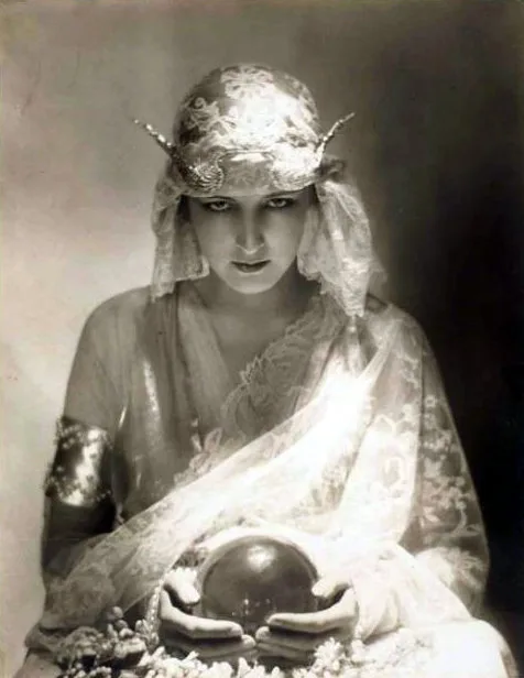 Portrait of Dolores(Kathleen Rose), photo by Adolph Meyer, Vogue, 1919