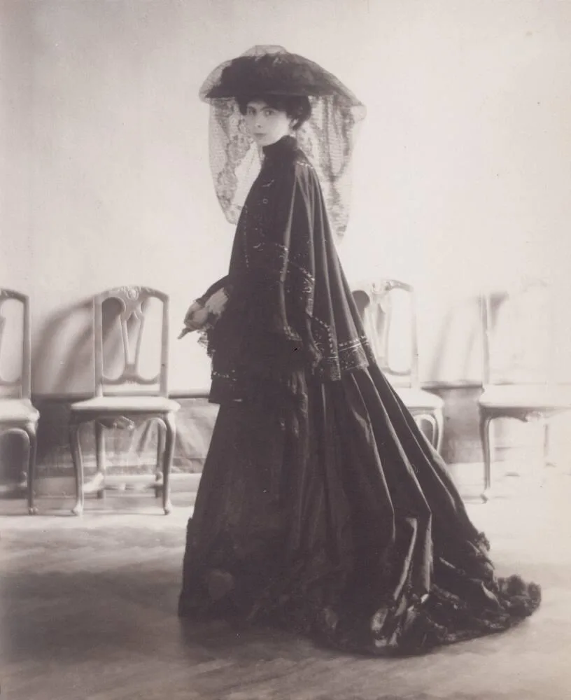 Baroness Olga de Meyer, wife of Adolph Meyer, photo by Adolph Meyer, c. 1900