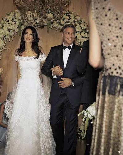 Alma Clooney with George Clooney on their wedding, her wedding dress is designed by Oscar de la Renta