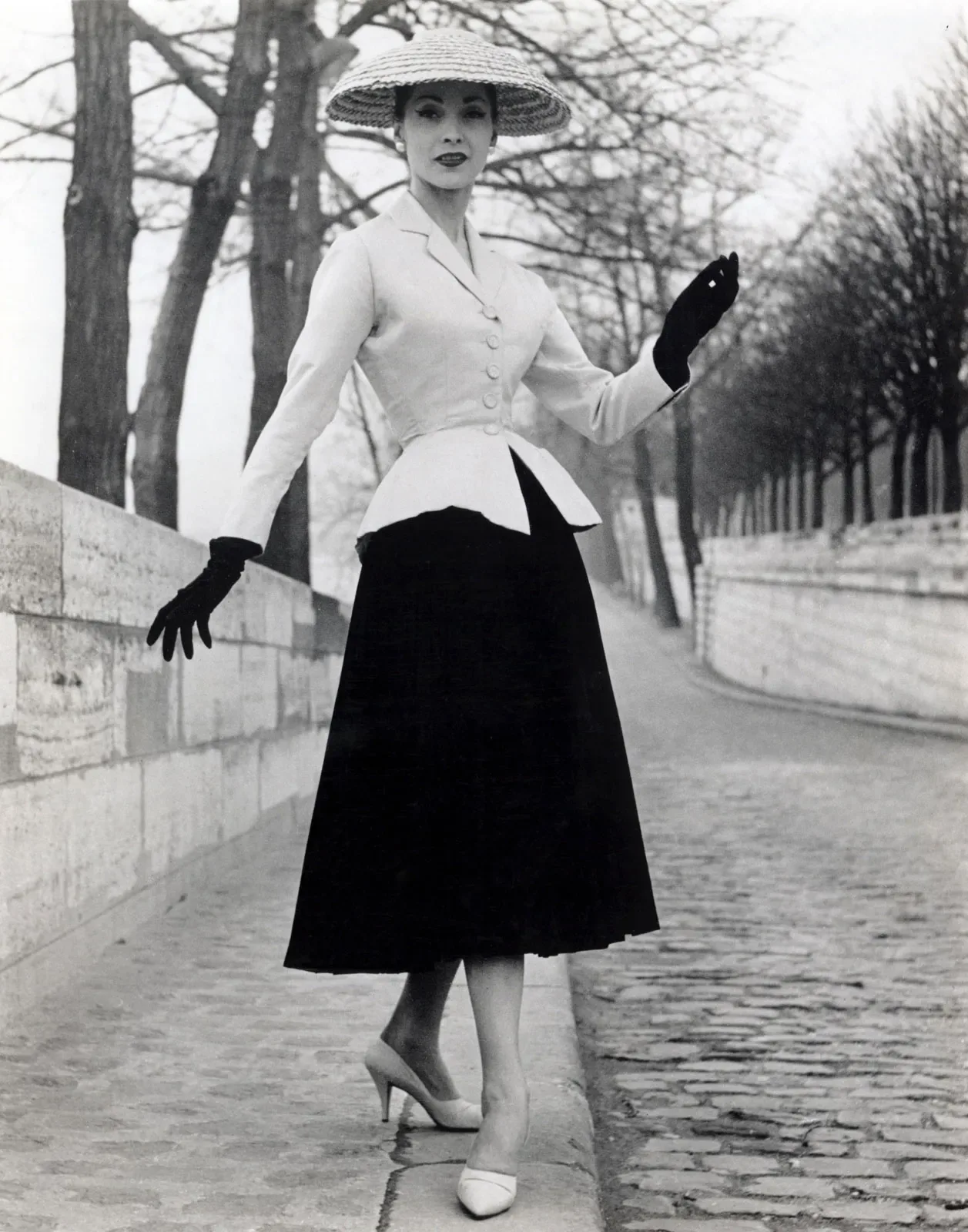 The New Look of Christian Dior (21 January 1905 – 24 October 1957) , 1947