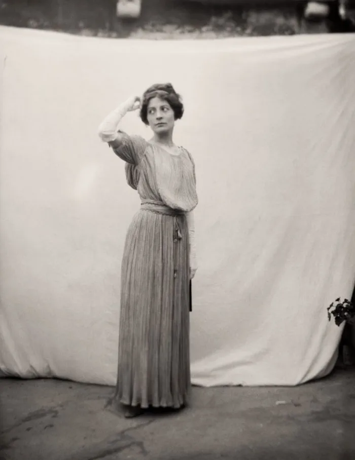 Henriette Fortuny dans une robe delphos