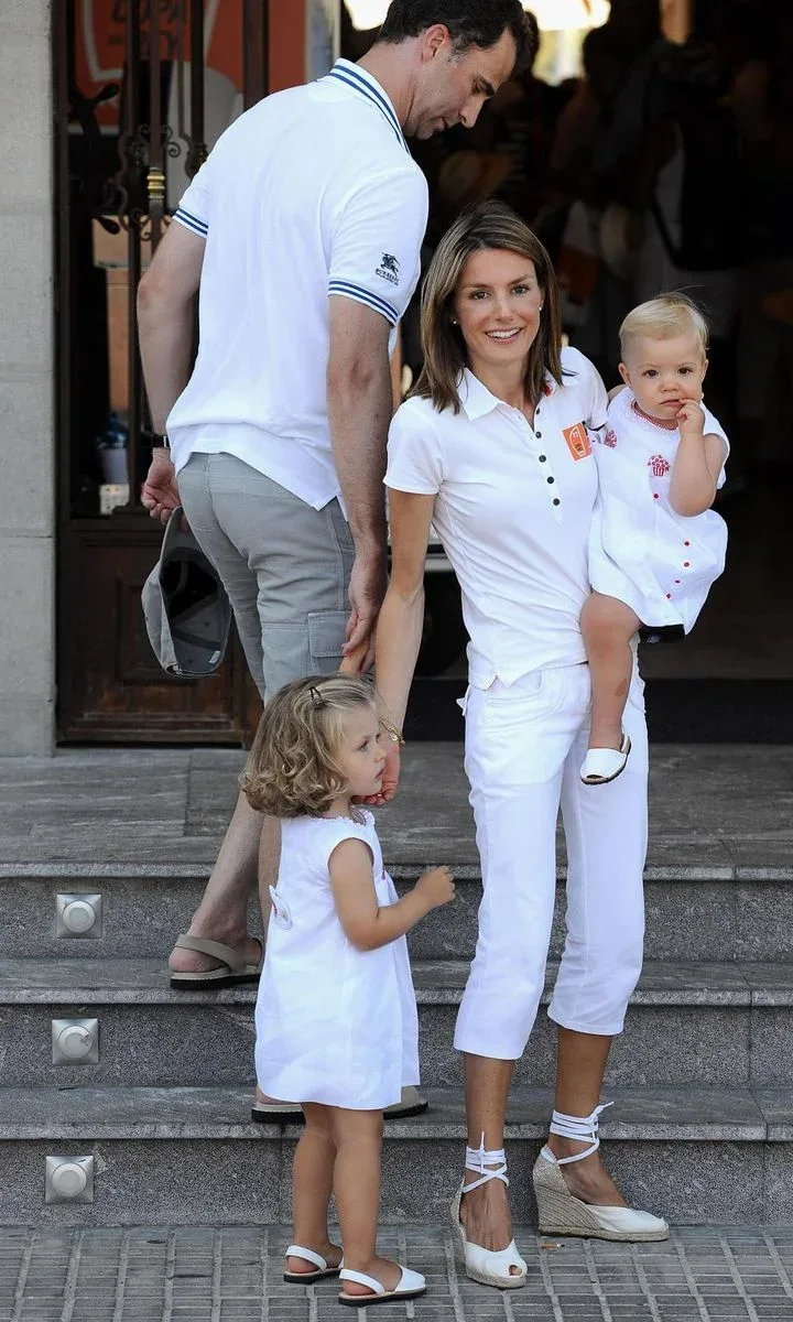 Letizia and her husband Felipe with their daughters Leona and Sofia