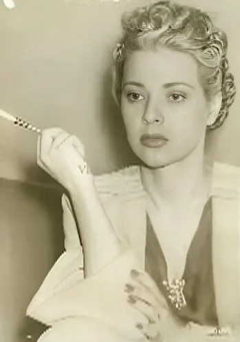 Merry Fahrney (1910-1914), the first wife of Oleg Cassini