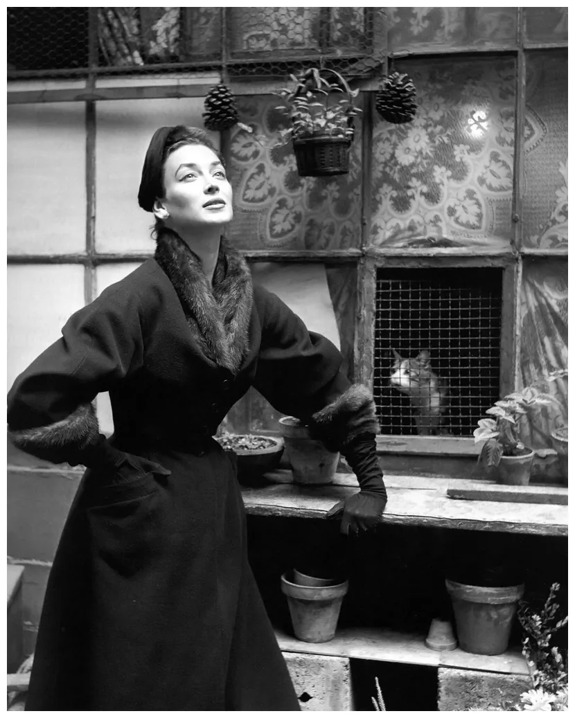 Dorian Leigh in a wool velvet coat with mink collar and cuffs by Pierre Balmain for ELLE, August 31, 1953, photo by Georges Dambier