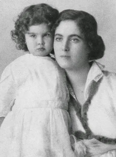 Vivien Leigh as a child with her mother
